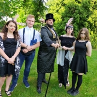 Wydarzenie plenerowe - dawnej rabki czar, przedstawiające dzieci w dawnych przebraniach.