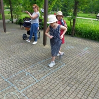 Wydarzenie plenerowe - dawnej rabki czar, przedstawiające dzieci w dawnych przebraniach.