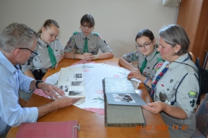 Przekazanie sztandaru i kronik - Druhowie z Dyrektorem