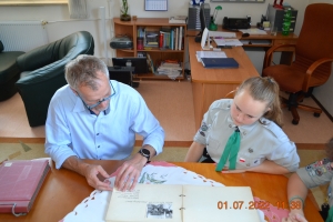 Przekazanie sztandaru i kronik - Druhowie z Dyrektorem