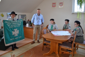 Przekazanie sztandaru i kronik - Druhowie z Dyrektorem