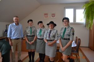 Przekazanie sztandaru i kronik - Druhowie z Dyrektorem