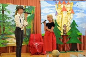 uczniowie na scenie tańczą, śpiewają, deklamują