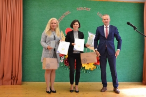 uczniowie na scenie tańczą, śpiewają, deklamują