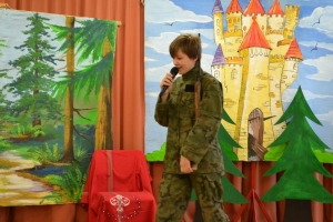 uczniowie na scenie tańczą, śpiewają, deklamują