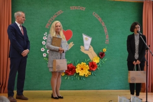 uczniowie na scenie tańczą, śpiewają, deklamują