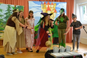 uczniowie na scenie tańczą, śpiewają, deklamują