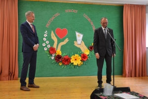 uczniowie na scenie tańczą, śpiewają, deklamują