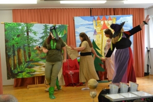 uczniowie na scenie tańczą, śpiewają, deklamują