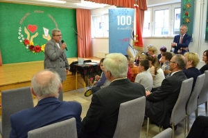 uczniowie na scenie tańczą, śpiewają, deklamują