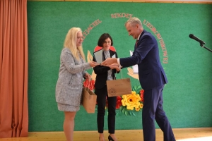 uczniowie na scenie tańczą, śpiewają, deklamują