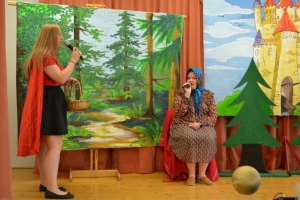 uczniowie na scenie tańczą, śpiewają, deklamują