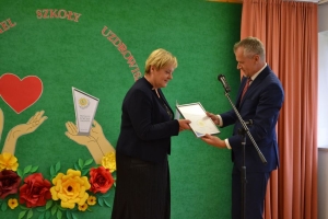 uczniowie na scenie tańczą, śpiewają, deklamują