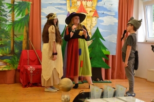 uczniowie na scenie tańczą, śpiewają, deklamują