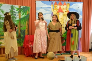 uczniowie na scenie tańczą, śpiewają, deklamują