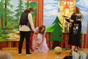 uczniowie na scenie tańczą, śpiewają, deklamują