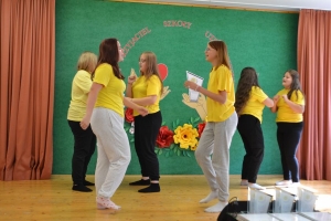 uczniowie na scenie tańczą, śpiewają, deklamują