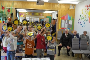 uczniowie na scenie tańczą, śpiewają, deklamują