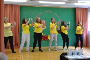 uczniowie na scenie tańczą, śpiewają, deklamują