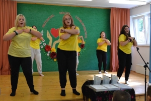 uczniowie na scenie tańczą, śpiewają, deklamują