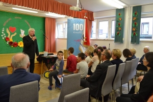 uczniowie na scenie tańczą, śpiewają, deklamują