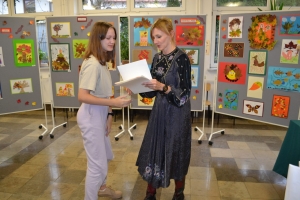 Zdjęcia przedstawiające prace i uczestników konkursu plastycznego