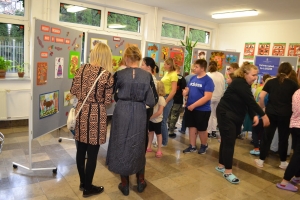 Zdjęcia przedstawiające prace i uczestników konkursu plastycznego