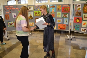 Zdjęcia przedstawiające prace i uczestników konkursu plastycznego