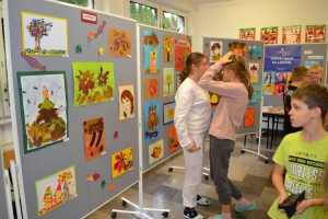 Zdjęcia przedstawiające prace i uczestników konkursu plastycznego