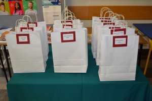 Zdjęcia przedstawiające prace i uczestników konkursu plastycznego