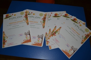 Zdjęcia przedstawiające prace i uczestników konkursu plastycznego