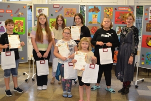 Zdjęcia przedstawiające prace i uczestników konkursu plastycznego