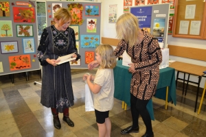 Zdjęcia przedstawiające prace i uczestników konkursu plastycznego