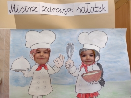 dzieci ubrane w fartuszki i czapki kucharskie, kroją warzywa