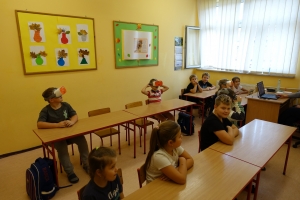 uczniowie przy stolikach w okularach vr