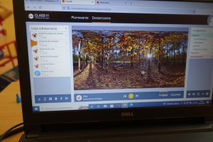 uczniowie przy stolikach w okularach vr