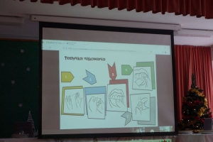 uczniowie oglądają prezentację