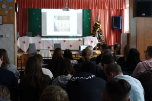 uczniowie oglądają prezentację