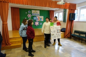 uczniowie tańczą, przedstawiają na scenie