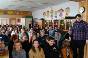 uczniowie tańczą, przedstawiają na scenie