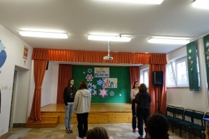 uczniowie tańczą, przedstawiają na scenie