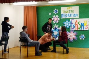 uczniowie tańczą, przedstawiają na scenie