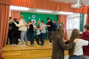 Grupa uczniów z Polski, Węgier, Litwy i Północnej Macedonii biorącej udział w projekcie „Humanity above all