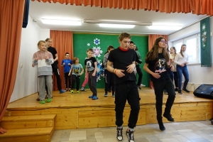 Grupa uczniów z Polski, Węgier, Litwy i Północnej Macedonii biorącej udział w projekcie „Humanity above all