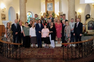 Zdjęcia przedstawiające wydarzenia z kościoła podczas nadania imienia KOU