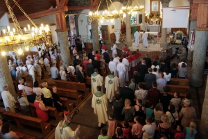 Zdjęcia przedstawiające wydarzenia z kościoła podczas nadania imienia KOU