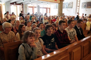 Zdjęcia przedstawiające wydarzenia z kościoła podczas nadania imienia KOU