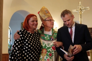 Zdjęcia przedstawiające biskupa Antoniego Długosza oznaczoengo Odznaką Honorową za Zasługi w Ochronie Praw Dziecka Infantis Dignitatis Defensori