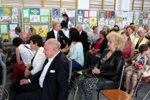 Zdjęcia wewnątrz budynku szkoły przestawiające Dyrektora, Gosci oraz uczniów