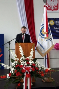 Zdjęcia wewnątrz budynku szkoły przestawiające Dyrektora, Gosci oraz uczniów